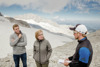 Landesrat Stefan Kaineder und Ministerin Leonore Gewessler, BA, mit Kay Helfricht am Dachstein vor dem Hallstätter Gletscher