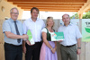 Renate und Gottfried Pointner (Mitte) wurde heute von Landwirtschaftskammer-Präsident ÖR Ing. Franz Reisecker (l.) und Agrar-Landesrat Max Hiegelsberger das Green Care Zertifikat und die Schule am Bauernhof-Hoftafel überreicht