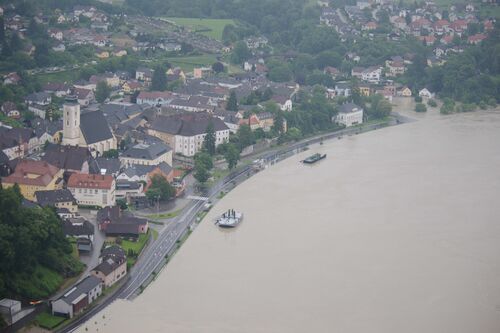 Mobiler Hochwasserschutz während des Hochwassers 2013 in Grein an der Donau