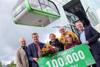 Gratulation an die 100.000sten Besucher bei der Grünberg-Seilbahn in der heurigen Sommer-Saison – v.l.: Dietmar Tröbinger, GF OÖ Seilbahnholding, Wirtschafts- und Tourismus-Landesrat Markus Achleitner, Andrea Hase mit Gatten Arnd Kammler und Tochter Anni, Markus Bürger, GF OÖ Seilbahnholding.