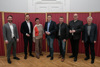 Manuel Krautgartner, Mag. Felix Eypeltauer, Ulrike Schwarz, Landesrat Stefan Kaineder, David Schießl, Josef Naderer und DI Dalibor Strasky stehen nebeneinander in einem Repräsentationsraum