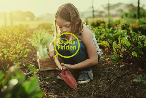 Screenshot Startseite Gutes Finden, Mädchen im Gemüsegarten, Lupe mit Aufschrift Gutes Finden