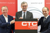 v.l.: Ing. Martin Hackl, Wirtschafts-Landesrat Dr. Michael Strugl und Prok. Johann Erler mit dem Logo des neuen Cleantech-Clusters