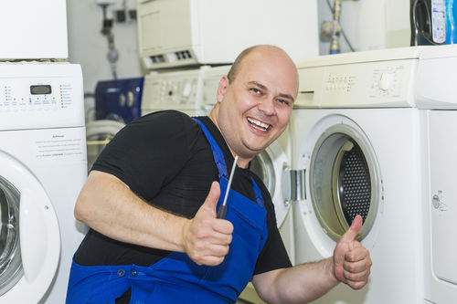 Mann mit mehreren Waschmaschinen