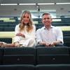 Landesrat Wolfgang Hattmannsdorfer und Lisa Sophie Thoma sitzen nebeneinander in einer Sitzreihe eines Hörsaals