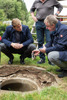 Umwelt- und Klima-Landesrat Stefan Kaineder mit Laborbuskoordinator Gerhard Hofinger bei der Hausbrunneninspektion in Gramastetten.