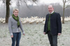 Heidi Hebesberger und Landesrat Max Hiegelsberger auf einer Wiese, im Hintergrund zahlreiche Gänse