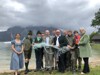 Agrar-Landesrat Max-Hiegelsberger mit Landesschulinspektor Johann Plakolm (rechts neben LR Hiegelsberger), Direktorin Barbara Mayr (rechts außen) samt Schülern und Lehrkräften des ABZ Salzkammergut