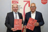 Landtagspräsident Max Hiegelsberger und Gottfried Kneifel stehen nebeneinander, jeder mit einer Broschüre in Händen mit Beschriftung bzw. Titel Grünbuch Demokratieforum