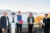 Landesrat Max Hiegelsberger, Michael Pernkopf, Ministerin Elisabeth Köstinger und Markus Oberhauser auf einer Terrasse, im Hintergrund der Traunsee 