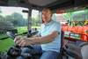 Landesrat Max Hiegelsberger auf dem Fahrersitz eines Traktors