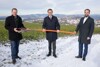 Andreas Hinterberger, Landesrat Markus Achleitner und Michael Baminger halten ein Stück eines Glasfaserkabels