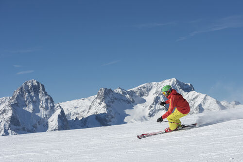 Skifahrer auf tief verschneiter Piste in Hinterstoder