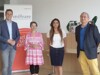 Landesrat Stefan Kaineder, Vera Lujic-Kresnik, Masouda Niazi und Mümtaz Karakurt stehen nebeneinander in einem Büroraum vor einem Rollplakat mit Beschriftung migrare Zentrum für MigrantInnen OÖ