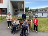 Bundesrätin Johanna Miesenberger, Direktor Franz Scheuwimmer, LR Max Hiegelsberger und Bezirkshauptfrau Andrea Außerweger mit Heimbewohnerinnen bzw. Schülern des ABZ Hagenberg