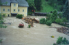 Hochwasser 2002 - Durch Verklausung der Binderwegbrücke wurde ein Teil des Ortszentrums von Weyer überschwemmt