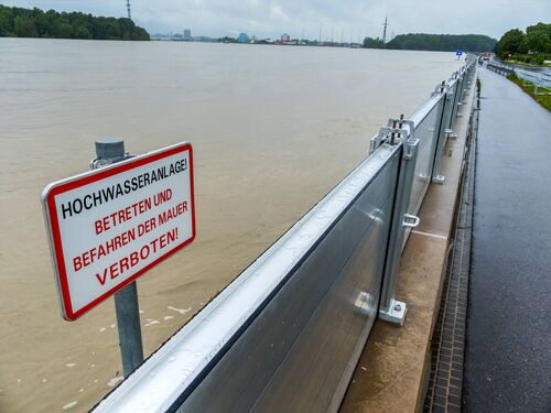 Hochwasserschutz an der Donau in Mauthausen während des Hochwassers 2013; zu sehen der mobile Hochwasserschutz mit hohem Wasserstand, im Vordergrund ein Warnschild mit der Aufschrift: Hochwasseranlage! Betreten und Befahren der Mauer verboten!