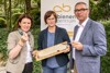 Agrar-Landesrätin Michaela Langer-Weninger mit der Leiterin des Bienenzentrum OÖ Elisabeth Lanzer, die Honigwaben im Holzrahmen in der Hand hält, sowie LK OÖ-Präsident Franz Waldenberger.