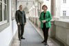 Mag. Hubert Huber und Landesrätin Michaela Langer-Weninger stehen auf einem Arkadengang im Hof des Linzer Landhauses