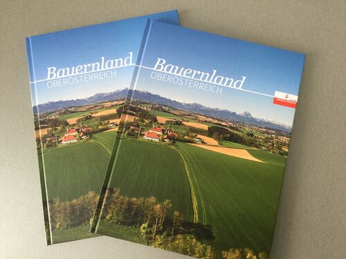 Zwei Bauerland-Bücher mit der Aufschrift „Bauernland Oberösterreich“