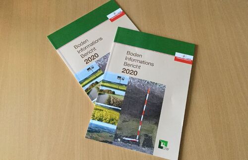 Zwei Broschüren mit der Aufschrift „BodenInformationsBericht 2020“