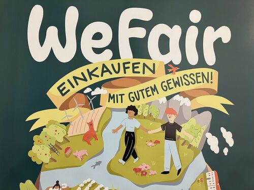 Sujet zur Messe: Illustration eines Pärchens, das Hand in Hand über eine Blumenwiese geht, Bäume, Alpaka, Windräder, Berge, Beschriftung: WeFair, Einkaufen mit gutem Gewissen