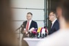 Landeshauptmann Mag. Thomas Stelzer und Gesundheitsminister Rudi Anschober vor Stehtisch mit Mikrofonen bei der Pressekonferenz