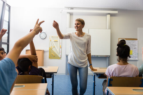 Weibliche Lehrkraft beim Unterrichten von Kindern in einem Klassenraum