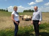 Gerti Grabmann, Obfrau BIO AUSTRIA und Agrar-Landesrat Max Hiegelsberger beim Betriebsbesuch in Münzkirchen