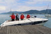 Vier Personen stehen auf einem Boot der Wasserrettung Unterach