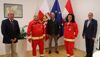 Wolfgang Stanek, Heinrich Fischer, Herbert Sieghartsleitner, Bettina Casagrande und  Josef Rathgeb stehen im Abstand nebeneinander, im Hintergrund Fahnen von Oberösterreich, Europäischer Union und Österreich