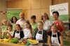 Landesrat Max Hiegelsberger, Fachinspektorin DIin Veronika Schnetzinger, MA, und Direktorin Ing.in Karin Eckmayr mit den Teilnehmerinnen und Teilnehmern am Kinderferienprogramm