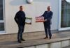 Johannes Schagerl und Landtagspräsident Wolfgang Stanek mit Geschenken und einer großen Packung Waffeln