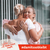 Zwei junge Frauen umarmen sich, Beschriftung Initiative Österreich impft. #damitssobleibt