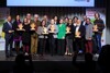 Gruppenbild mit 17 Personen stehend in zwei Reihen mit Preis, symbolischem Geldpreis und Urkunde, ganz links Landesrat Dr. Wolfgang Hattmannsdorfer