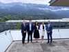 Landesrat Gottfried Waldhäusl, Landeshauptmann-Stellvertreter Christoph Wiederkehr, Landesrätin Sara Schaar, Landesrätin Gabriele Fischer und Landesrat Wolfgang Hattmannsdorfer stehen nebeneinander auf einer Dachterrasse, im Hintergrund Gebirgszug, Wald