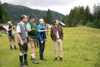 Almbeauftragter Hubert Ischlstöger, Erwin Engleitner, Landesrat Max Hiegelsberger, und Martin Stürmer von den Österreichischen Bundesforsten stehend auf der Alm.