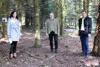 DIin Viktoria Jachs-Kastler, Landesrat Max Hiegelsberger und Mag. Hannes Gadermair in einem Wald, eine Tannen-Versuchsfläche