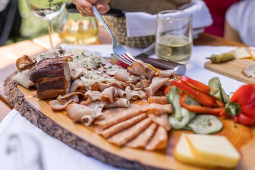 Sommerliche Brettljause mit Speck und Most 