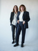 Gabriele Spindler und Anna Jermolaewa posieren in Anzügen für die Kamera