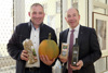 Pramoleum Geschäftsführer Alois Selker und Agrar-Landesrat Max Hiegelsberger präsentieren die regionale Produktvielfalt