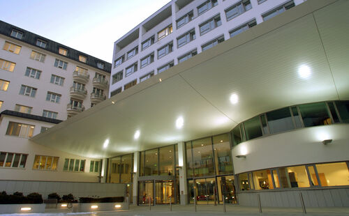 Blick auf den Eingang des Ordensklinikums der Barmherzigen Schwestern in Linz.