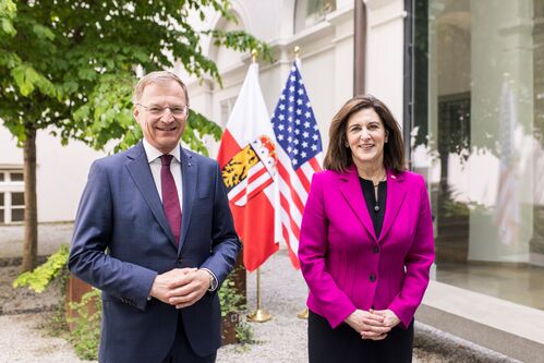 Landeshauptmann Thomas Stelzer und US-Botschafterin Victoria Kennedy im Innenhof des Landhauses in Linz.