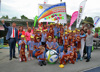 So sehen Sieger aus! Viele strahlende Gesichter bei den Kindern aus dem Gemeindekindergarten Walding, die nach dem Pendelstaffellauf von Wirtschafts- und Sport-Landesrat Markus Achleitner und Vizebürgermeisterin Karin Hörzing ihre Goldmedaillen umgehängt bekamen