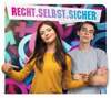 Ein junges Mädchen und ein junger Mann stehen vor einem Plakat mit der Aufschrift „RECHT.SELBST.SICHER“