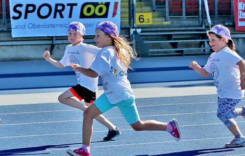 Kinder bei einem Wettlauf bei JUMP, dem Sport- Bewegungsfest für Kinder.