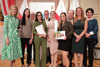 Gruppenfoto mit zehn Personen, zwei von ihnen halten eine Urkunde bzw. ein kleines Plakat mit Beschriftung Gesunder Kindergarten in Händen, ganz links Landeshauptmann-Stellvertreterin Mag.a Christine Haberlander