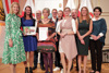 Gruppenfoto mit zehn Personen, zwei von ihnen halten eine Urkunde bzw. ein kleines Plakat mit Beschriftung Gesunder Kindergarten in Händen, ganz links Landeshauptmann-Stellvertreterin Mag.a Christine Haberlander