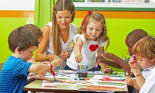 Kinder malen im Kindergarten.