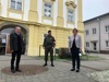 Landesrat Ing. Wolfgang Klinger, Generalmajor Dieter Muhr und Bezirkshauptfrau MMag.a Elisabeth Schwetz vor dem Gebäude der Bezirkshauptmannschaft Wels-Land